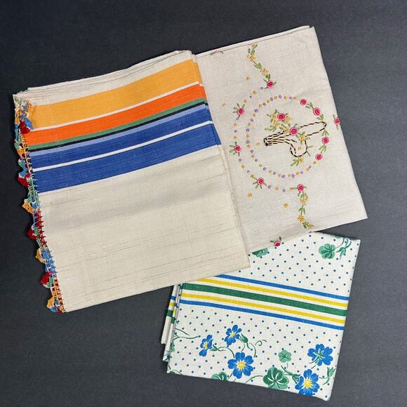 Vintage Lot of 3 Linen Kitchen Towels Emboridered Crocheted - Picture 11 of 11
